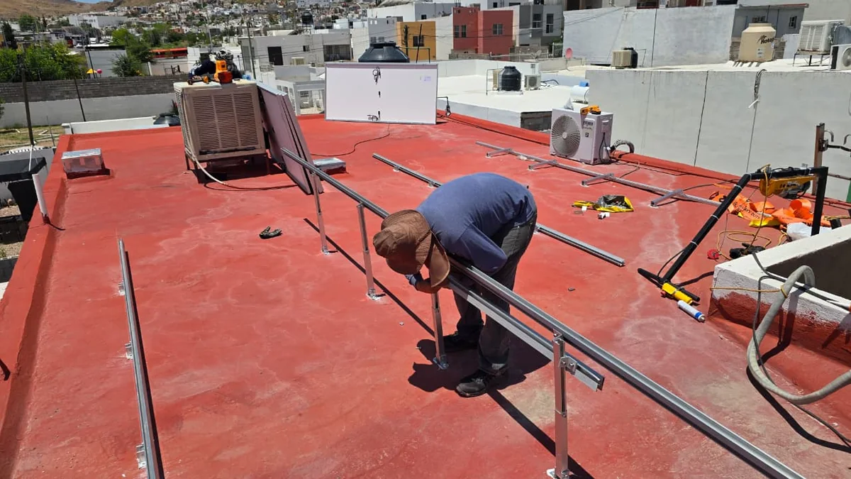Montaje de paneles solares sobre una estructura